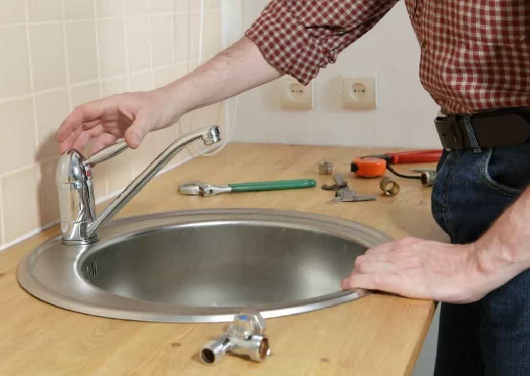 Remplacer un robinet avec votre plombier à Lyon en cas de fuite évier