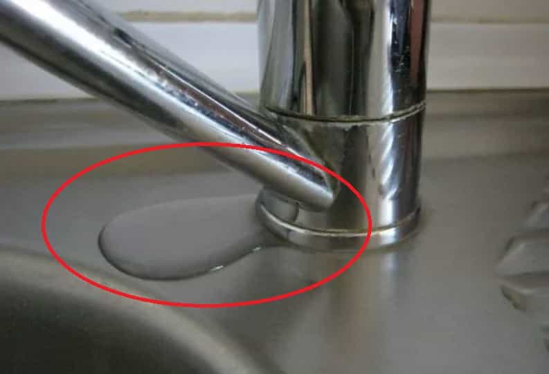 Comment réparer une fuite évier au niveau de la base d'un robinet