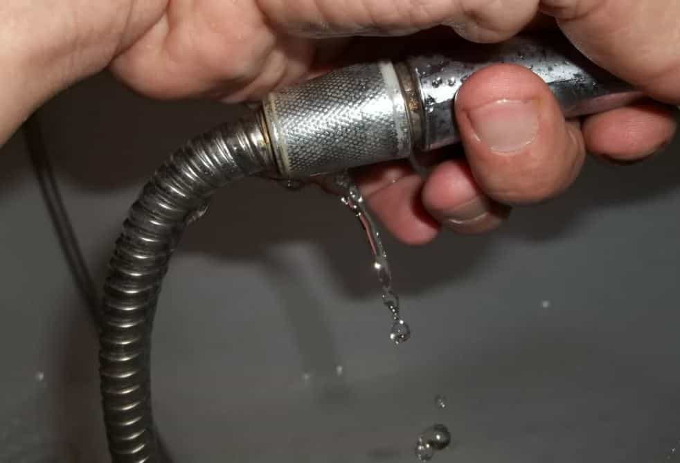 Comment réparer une fuite d'eau à la base d'un pommeau de douche