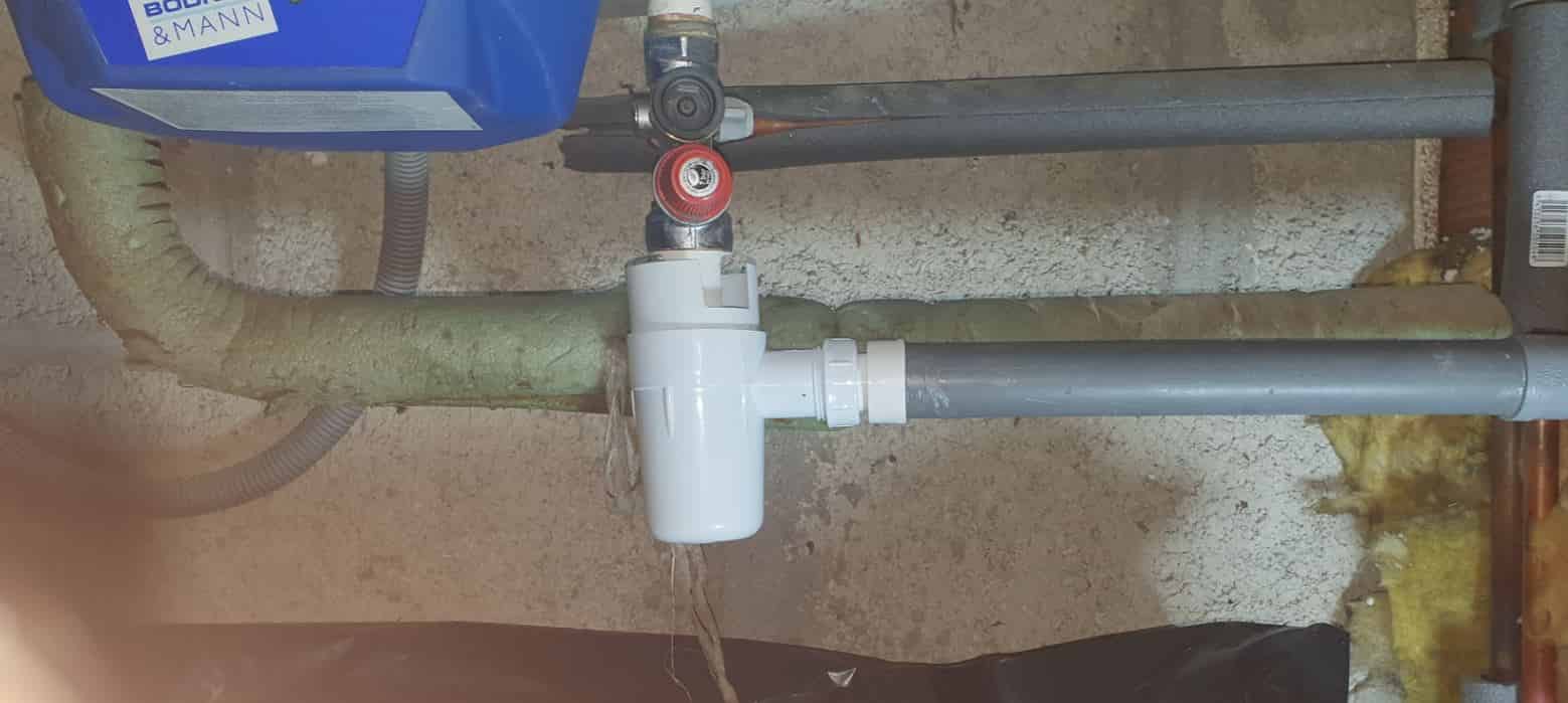 Exemple de dépannage plomberie Lyon au niveau d'une fuite groupe de sécurité chauffe-eau électrique