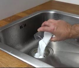 comment déboucher son évier avec du bicarbonate